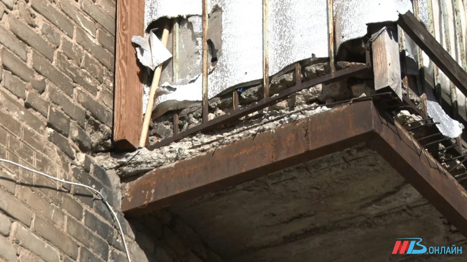В Волгограде во время сильного ветра упал балкон жилого дома
